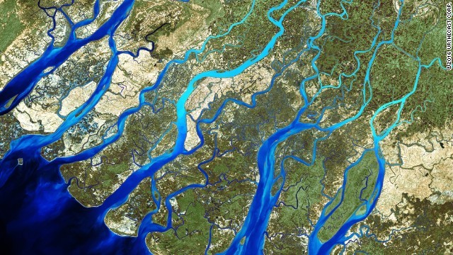 地上４００キロから撮影したミャンマー・イラワジ川のデルタ地帯