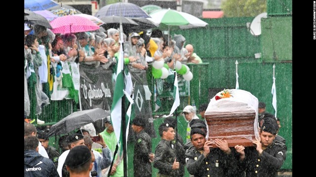 地元スタジアムで犠牲になった選手らの棺を迎えるシャペコエンセのサポーター