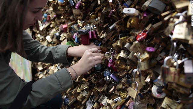 パリの橋に「愛の証し」として取り付けられた南京錠が競売に出品されるという