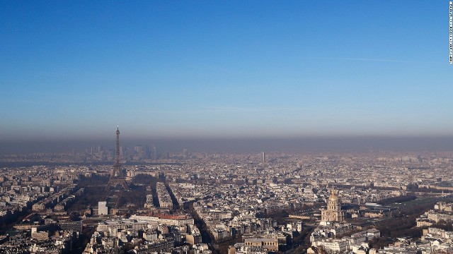 パリの大気汚染が危険水準に達し、当局は車の使用規制などの対策に乗り出している