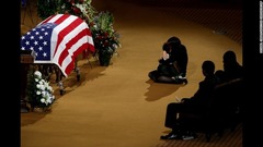 ６月２１日：米テキサス州の警察官の葬儀で息子を慰める母親