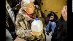 １月１１日：米ミシガン州フリントで泣き崩れる女性。市議会の扉の向こうでは州知事が記者会見を開いていた。フリントでは子どもの体内から高濃度の鉛が検出されたことを受けて、非常事態が宣言された