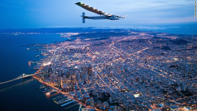 ４月２３日：米サンフランシスコ上空を飛ぶソーラーインパルス２。化石燃料を使わずに地球一周を達成した