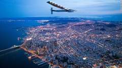 ４月２３日：米サンフランシスコ上空を飛ぶソーラーインパルス２。化石燃料を使わずに地球一周を達成した