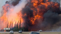 ５月７日：カナダ・フォートマクマレー近くの森で広がる山火事。８万８０００人以上が避難を余儀なくされた