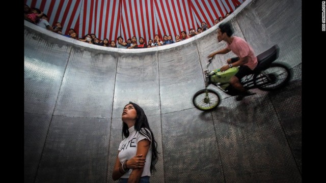 ８月１３日：インドネシアのカーニバルのバイク会場で自身の番を待つ女性