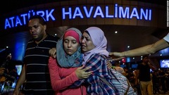 ６月２９日：トルコ・イスタンブールのアタチュルク国際空港で起きたテロの後、空港の外で抱き合う旅行客ら