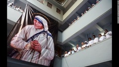 ９月５日：インド・コルカタでマザー・テレサをたたえる礼拝に参加したカトリック教会の修道女。マザー・テレサは９月４日に列聖された