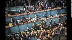 ３月３１日：インド・コルカタの高架道路崩落現場で救出に当たる救助員やボランティアの人々