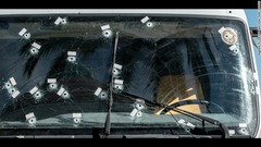 ７月１５日：仏ニースのテロに使われたトラックのフロントガラス。弾痕が見える