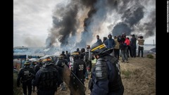 １０月２６日：撤去作業が行われた仏カレーの難民キャンプから立ち上る煙。「ジャングル」とも呼ばれたキャンプからは４４００人以上が他地域へ移送された