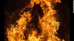 １月１６日：スペイン伝統の祭り「ルミナリアス」で、かがり火を飛び越える馬と騎手