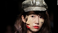 ３月１６日：東京ファッションウィークでデザイナーの山縣良和氏の作品を身に着けたモデル