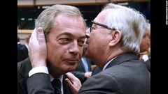 ６月２８日：英国独立党（ＵＫＩＰ）のファラージ前党首（左）に話しかける欧州連合（ＥＵ）欧州委員会のユンケル委員長