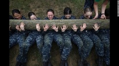 ５月１７日：丸太を抱えながら腹筋をする米海軍兵学校の新入生