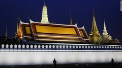 １０月１８日：タイ・バンコクの王宮で警備に当たる警官。死去したプミポン国王の遺体が安置されている