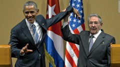 ３月２１日：キューバ・ハバナでオバマ米大統領の腕を持ち上げようとするラウル・カストロ国家評議会議長
