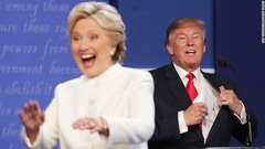 １０月１９日：米ラスベガスで行われた大統領選討論会の後、聴衆に身ぶりで応えるヒラリー・クリントン氏