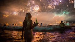 １月１日：ブラジル・リオデジャネイロのビーチの新年を祝う花火