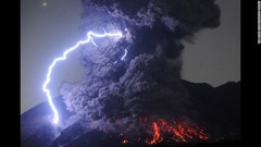 ７月２６日：噴火中の桜島上空で発生した雷