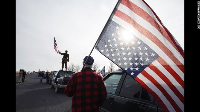 ２月１１日：米オレゴン州の野生保護当局本部を占領した武装集団への支持を表明する人々。武装集団による施設占拠は４１日間に及んだ