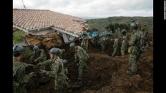 ４月１７日：日本の熊本で起きた地震の後、行方不明者の捜索が行われた