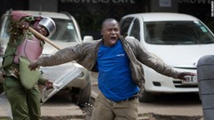 ５月１６日：ケニア・ナイロビで行われた抗議活動で機動隊に殴られ叫ぶ男性