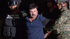 １月８日：メキシコ市で移送される「麻薬王」、ホアキン・グスマン受刑者。同日早朝に行われた急襲作戦で身柄を拘束されていた