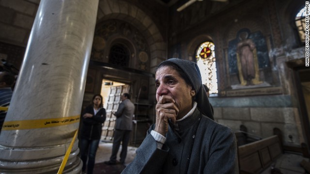 爆発現場で涙を浮かべる修道女