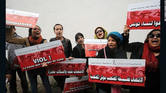 女性への暴力の根絶を求め、抗議の声を上げるチュニジアの人々