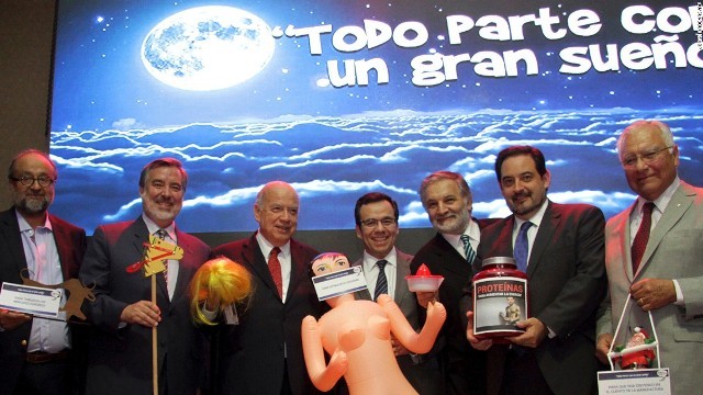 チリ業界団体のパーティー会場で「ラブドール」を受け取るセスペデス経済相（中央）
