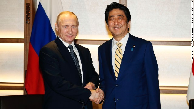 会談初日に握手を交わす安倍首相（右）とプーチン大統領＝１５日