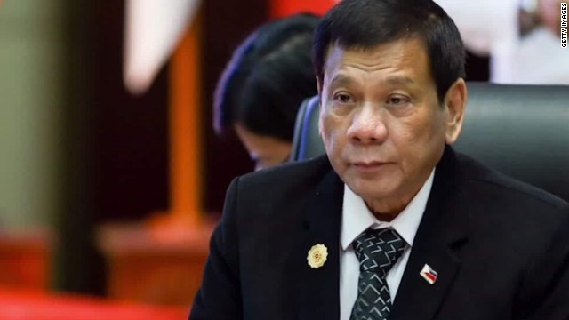 「麻薬戦争」の宣言後、厳しい取り締まりを続けるフィリピンのドゥテルテ大統領