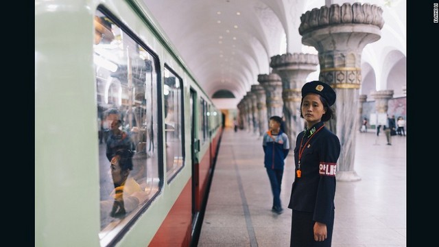 ５．リー氏がこの女性車掌の写真を撮っている間に電車の扉が閉まってしまったが、