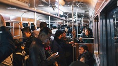 １３．「平壌の地下鉄でもスマホをいじっている人を見かけたが、その数は（香港に比べて）非常に少ない」（リー氏）