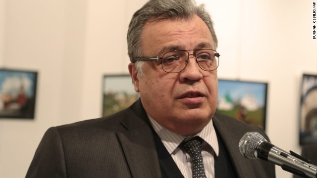 美術館でのスピーチ中に銃撃され死亡したロシアのアンドレイ・カルロフ駐トルコ大使