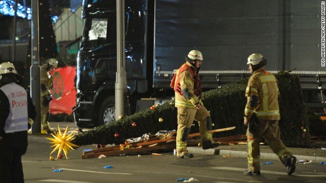 路上になぎ倒されたクリスマスツリー