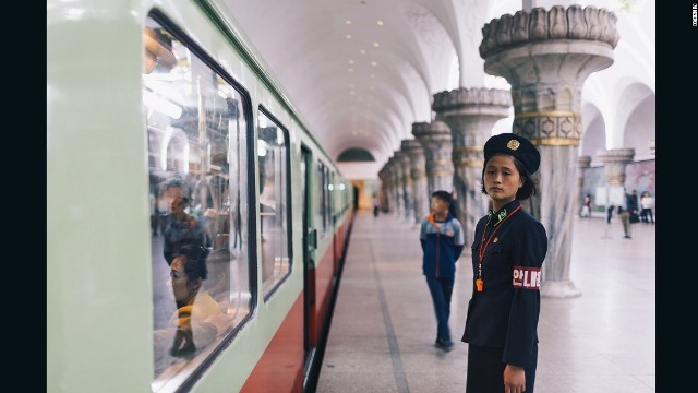 勤務中の女性車掌