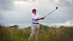 ドナルド・トランプ次期大統領がゴルフをしているところ