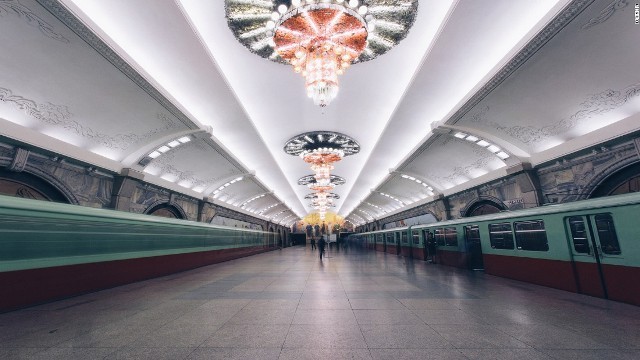 平壌の地下鉄駅。シャンデリアやレリーフなどの豪華な内装に圧倒される