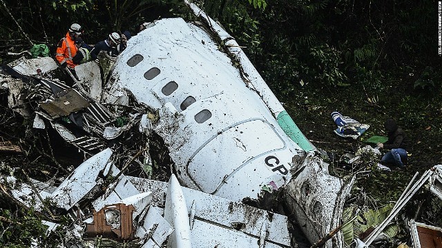 墜落して破損した機体