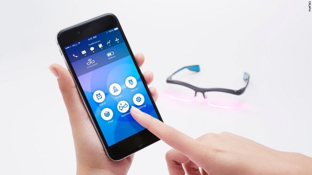 16.雰囲気メガネは、6個のLEDライト、明るさを調節するアンビエントなライトセンサー、Bluetooth、さらに体の動きを測定する加速度計を搭載する