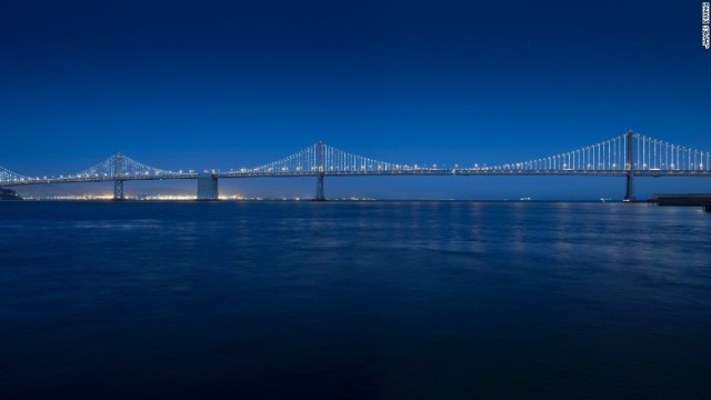 ライト・アーティスト、レオ・ビラリアル氏の作品例。米サンフランシスコのベイブリッジをライトアップした