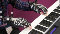 ３．ヤマハがピアノ奏者向けに開発したスマート手袋は、１２個の運動センサーで奏者の手の動きを記録する