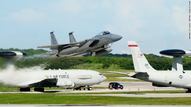 Ｆ１５イーグルがアンダーセン空軍基地を離陸