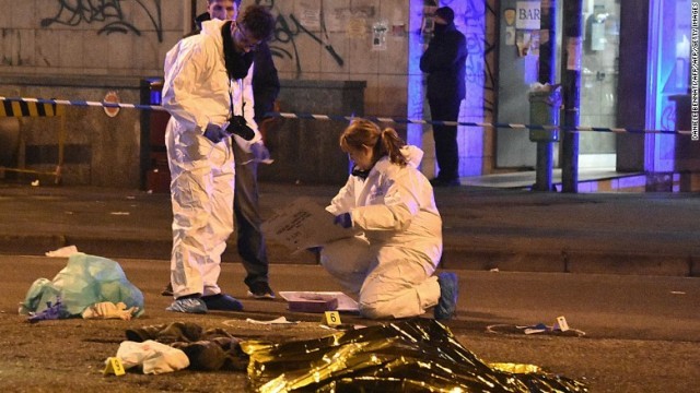 独テロ容疑者との銃撃戦の現場を調べるイタリア当局者