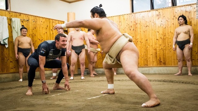 福岡で開催されたＷＳの期間中、クルーが相撲部屋の稽古を見学した際の様子