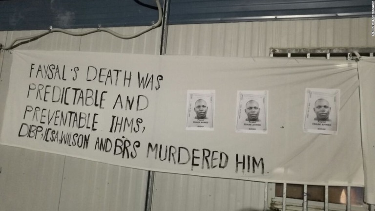 亡くなったアフメドさんの追悼式で施設の収容者らが掲げた横断幕