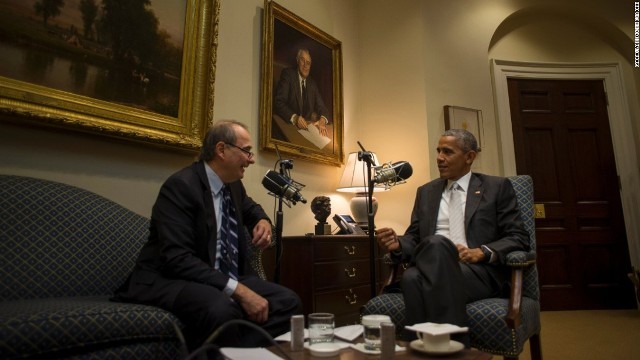 インタビューを受けるオバマ米大統領（右）