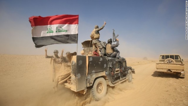 イラク・モスルの南約３０キロに展開するイラク兵＝２０１６年１０月